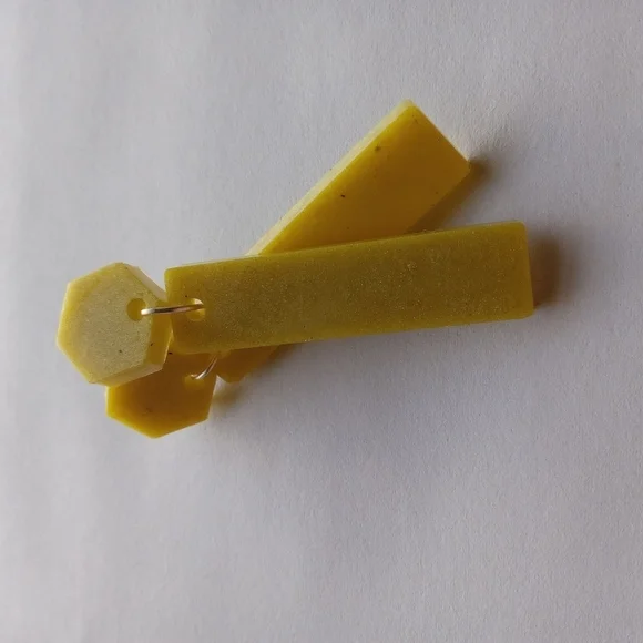 Yellow resin earrings - Picture 3 of 4